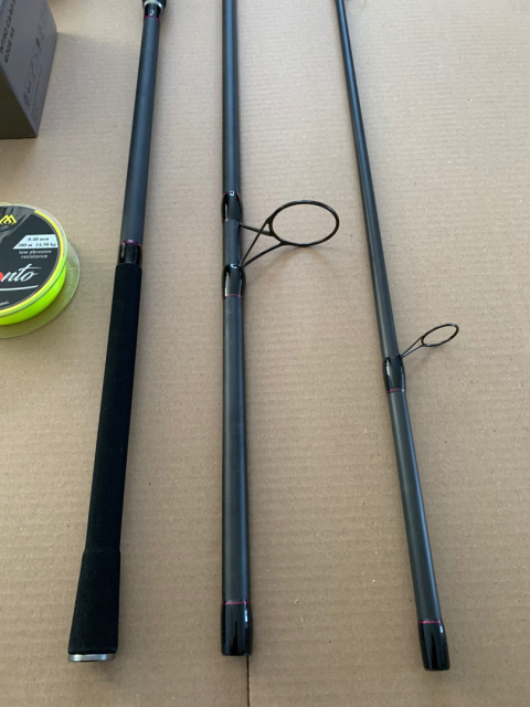 Zestaw karpiowy 12FT, 3,75LBS + Kołowrotki wolny bieg + żyłki Zestaw karpiowy 12FT, 3,75LBS + Kołowrotki wolny bieg + żyłki